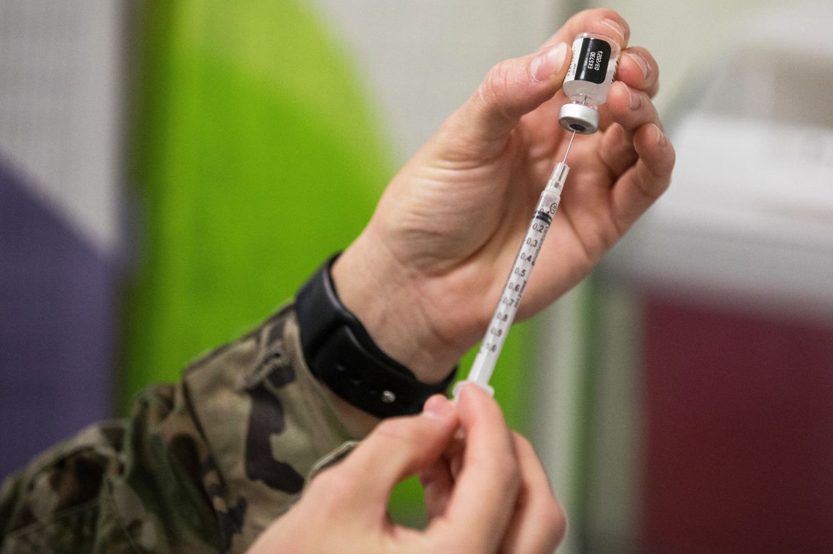 Den første vaksineleveransen på i underkant av 10.000 doser til Norge kommer 26. desember. Bildet viser den nylig godkjente Pfizer-BioNTech-vaksinen.