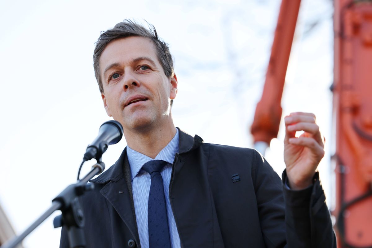 Samferdselsminister Knut Arild Hareide (KrF) varsler en mer edruelig transportplan.