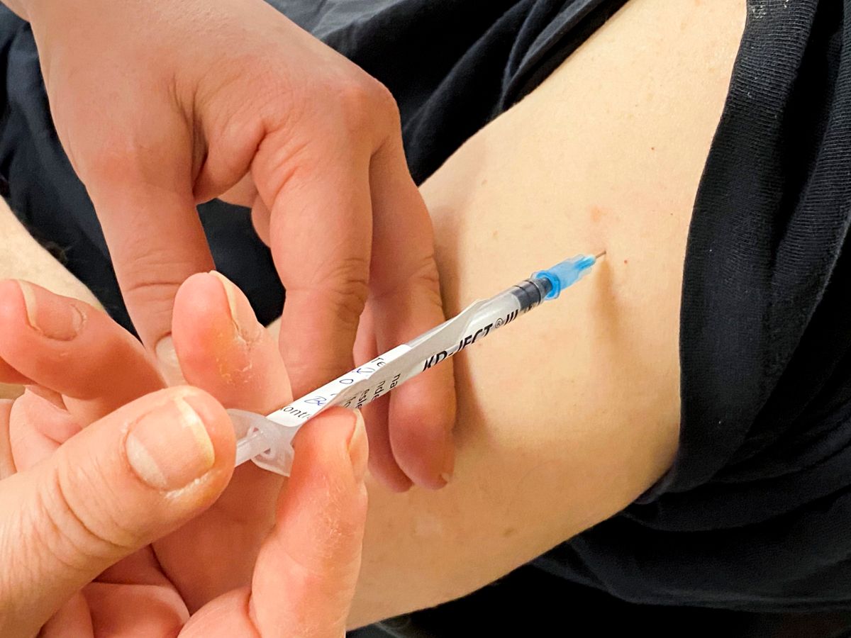 Selv om det allerede har kommet rundt 45.000 vaksinedoser til Norge, var det søndag bare registrert 2.113 vaksinerte.