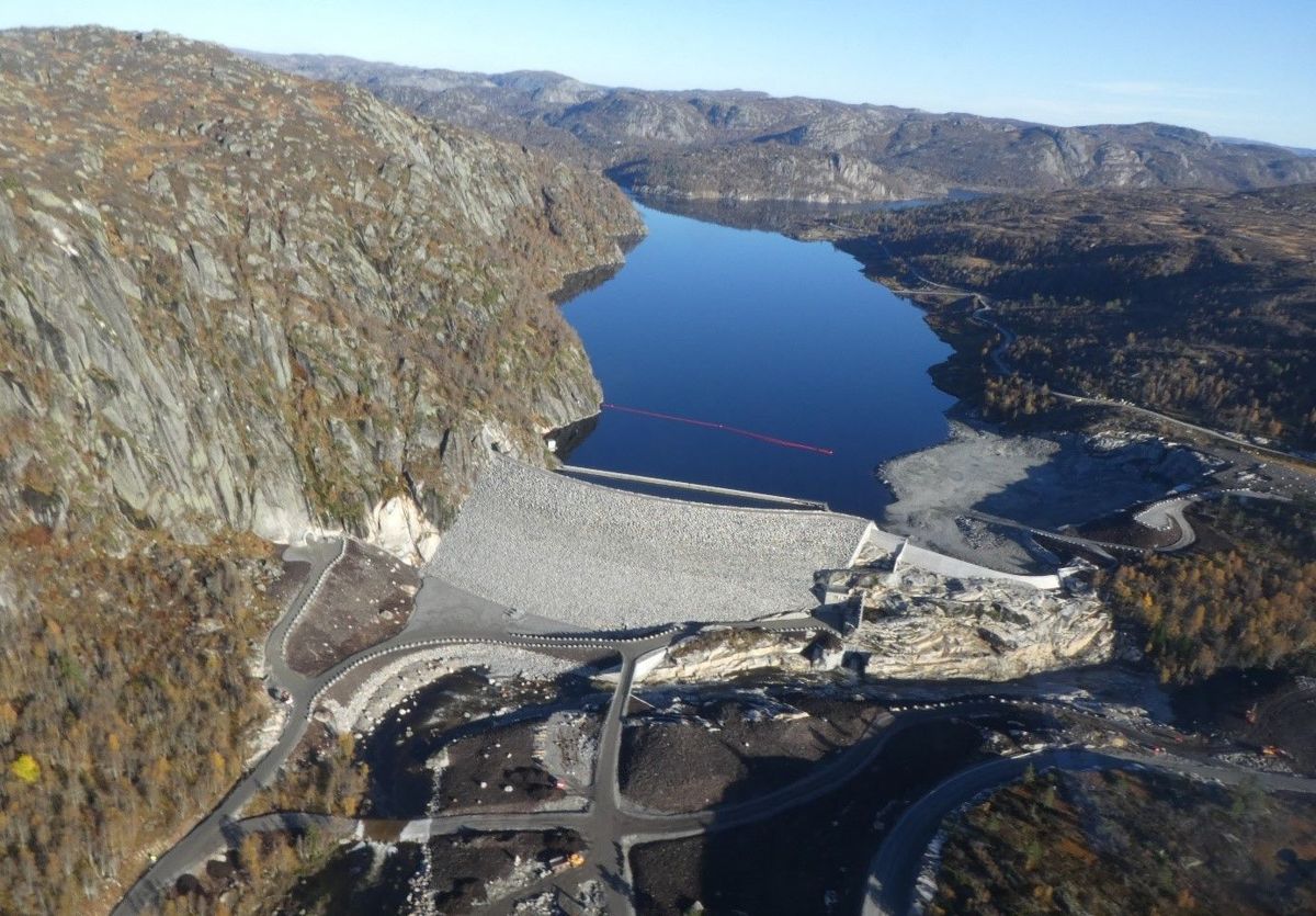 I løpet av januar skal Agder Energi og Glitre Energi undertegne en intensjonsavtale om konsernfusjon. Bildet er fra Agder Energis demning ved Langevatn i Åseral kommune.