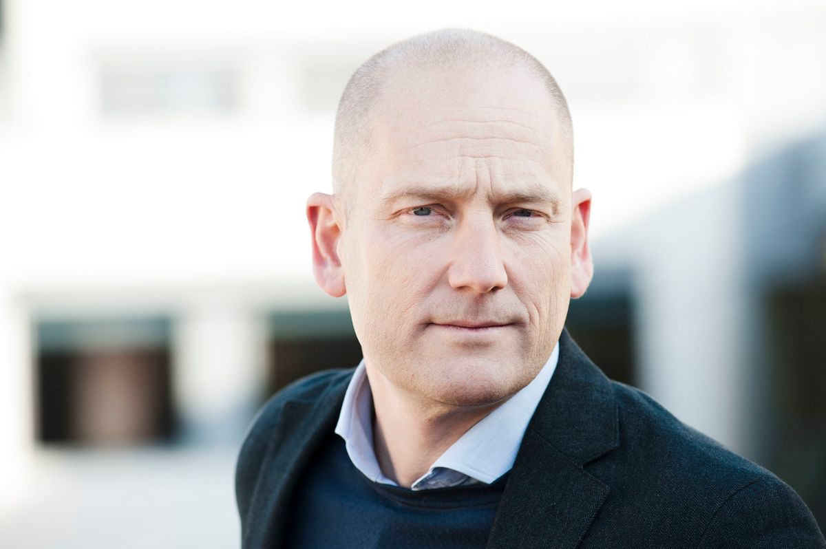 Leder Steffen Handal i Utdanningsforbundet mener at lærerne bør få vaksine så fort som mulig for å holde skolene åpne.