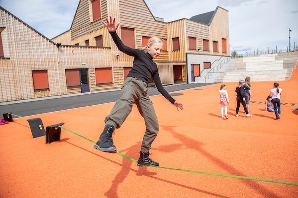 BALANSEKUNSTNER: Margrete Hangård (11) stortrives på Ydalir skole, hvor det mye gøy å finne på i friminuttene.   (Foto:Fredrik Naumann/Felix Features)