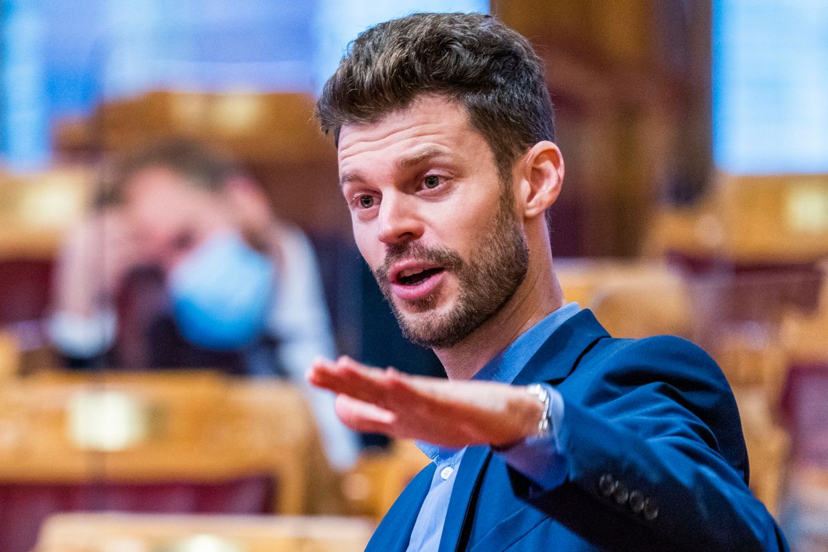Politikerlønningene må jekkes kraftig ned, mener Rødt-leder Bjørnar Moxnes. Onsdag overleverer Godtgjørelsesutvalget sine anbefalinger om landets politikerlønninger.