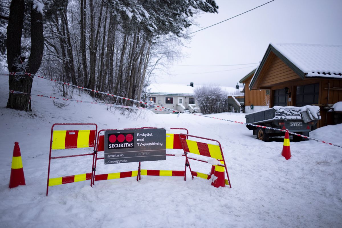 En beboer på Nygårdstoppen meldte fra om sprekker i bakken nedenfor huset i fjor høst. Før jul ble ni hus evakuert etter at det hadde gått et ras på den andre siden av bekken. Nå må den sikres før beboerne kan flytte hjem.