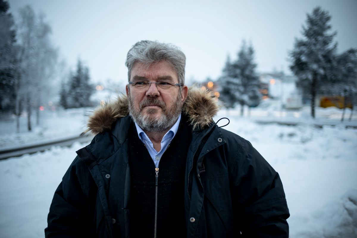 Her er ordfører Hans Thue fotografert ved Nygårdstoppen, området der ni husstander ble evakuert like før jul, av frykt for kvikkleireskred.