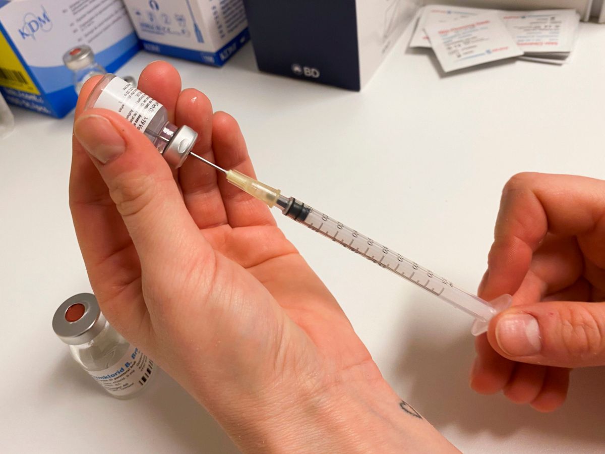 Koronavaksinene er på vei ut til de fleste kommunene. Seks kommuner vil vente med å starte vaksineringen til neste uke, ifølge Folkehelseinstituttet.