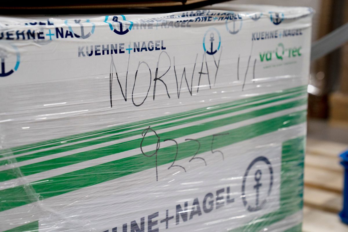 I den hvite boksen det står «Norway» på, kom Moderna-vaksinen til Norge i dag.