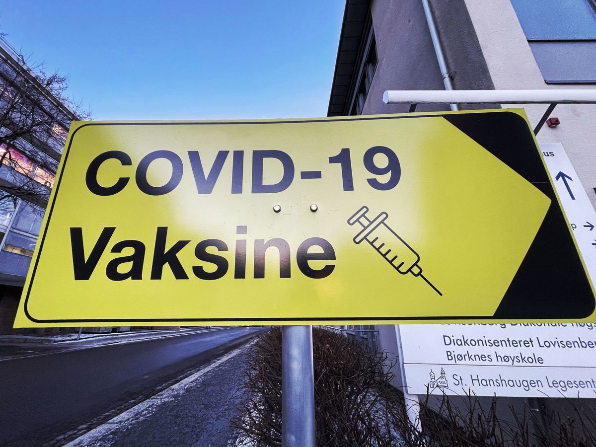 Eldreombudet blir stadig kontaktet av pårørende som forteller at eldre i familien sliter med å få meldt seg på til vaksine.