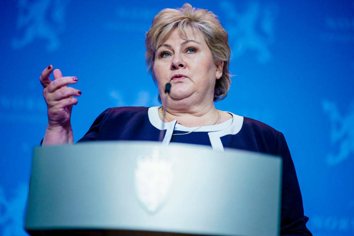 Her er statsminister Erna Solberg under pressekonferansen om nye økonomiske tiltak i møte med koronapandemien.