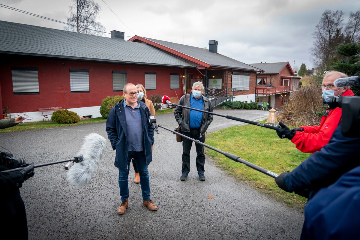 Kommuneoverlege Carl Magnus Jensen i Eidsvoll kommune trives godt i jobben, men han legger ikke skjul på at det kan være hektisk. I fjor opplevde kommunen flere dødsfall på et sykehjem. Medietrykket og informasjonsbehovet var stort, i tillegg til andre viktige oppgaver.