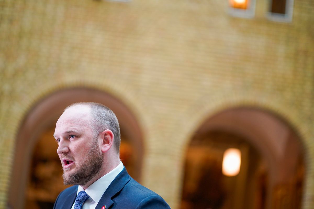 Fremskrittspartiets energi- og miljøpolitiske talsmann Jon Georg Dale reagerer kraftig på Aps nei til kvotekjøp fra utlandet.