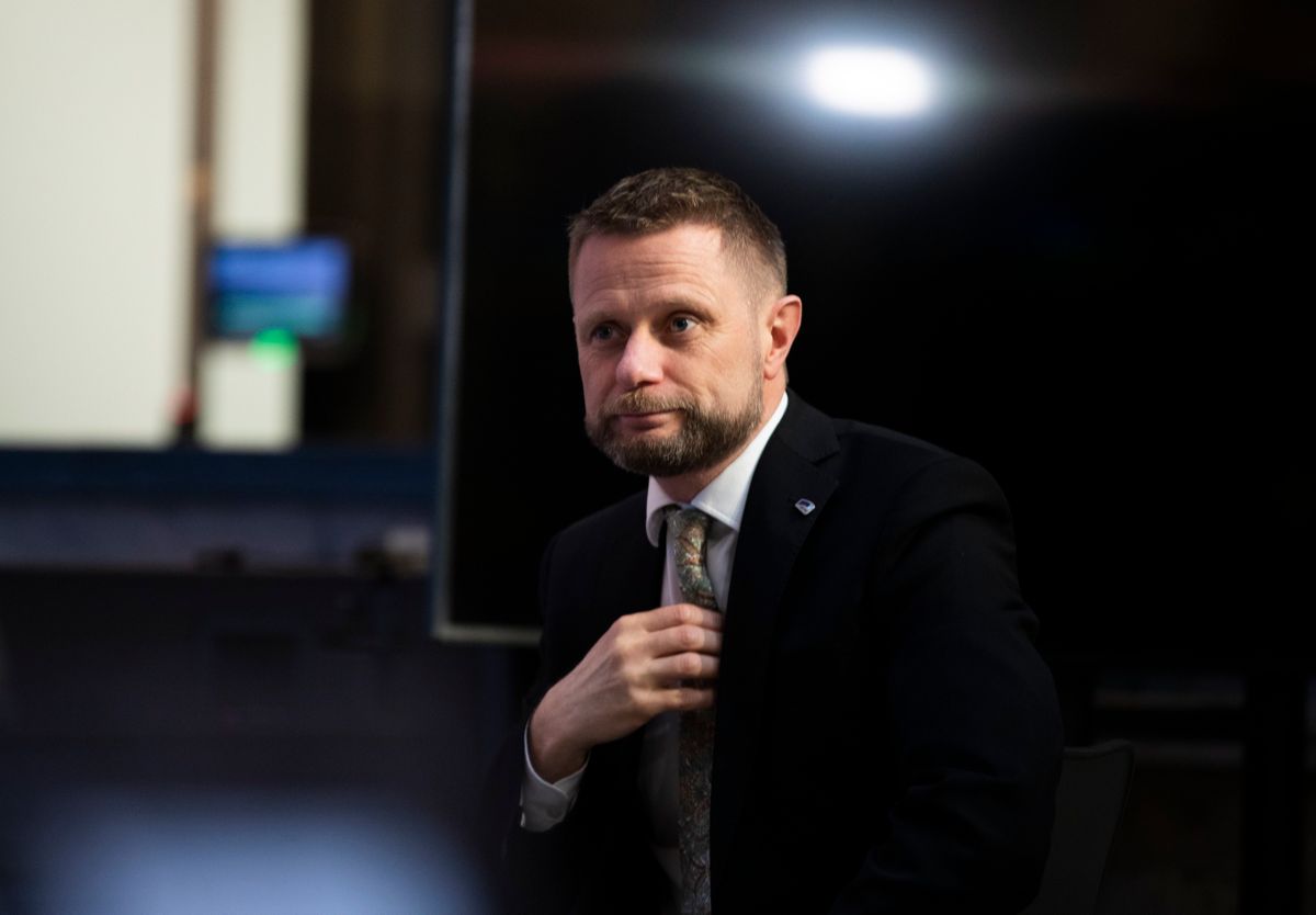 Helse- og omsorgsminister Bent Høie og regjeringen varsler at det nå blir kun tre tiltaksnivåer, mens det tidligere var fire. Av endringene som gjøres, er at videregående skoler ikke lenger automatisk blir stengt i tiltaksnivå A, men at kommunene selv må gjøre en vurdering.