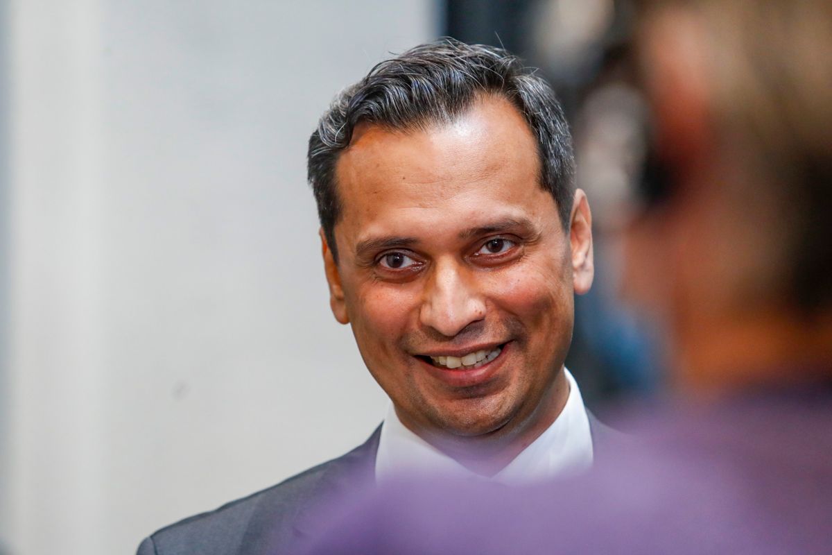 Mudassar Kapur (H), lederen av Stortingets finanskomité, legger fram en flertallsinnstilling hvor det foreslås å øke den kommunale krisepakken med 750 millioner kroner.