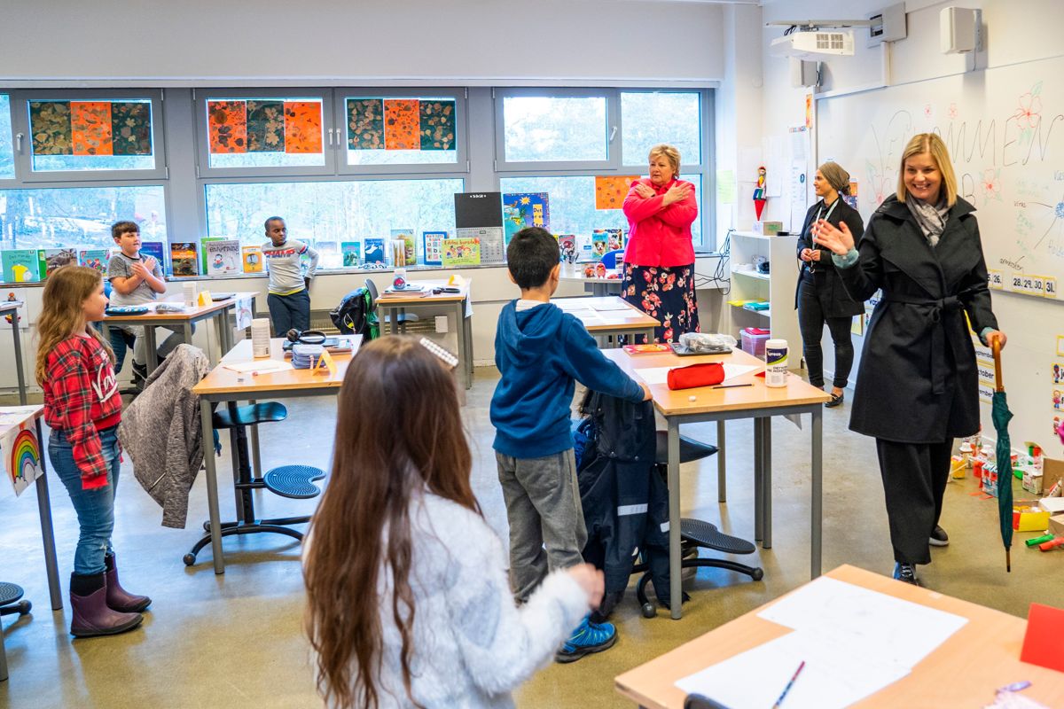 Kunnskapsminister Guri Melby (V) har besøkt mangt et klasserom i koronatiden. Men å sikre lærerne kompensasjon for alt ekstraarbeidet pandemien har medført, er ikke hennes bord, mener hun.
