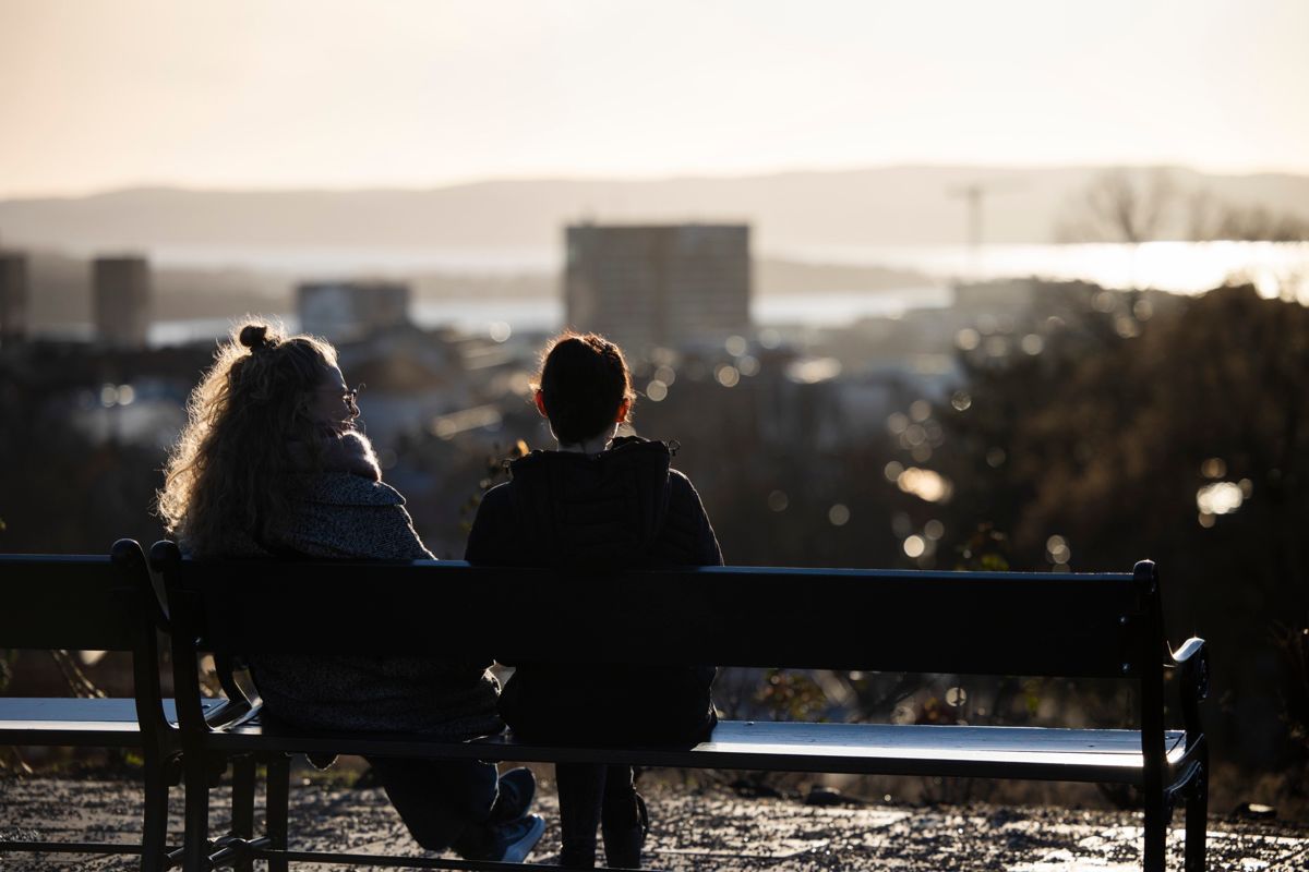 Ser vi en begynnende endring fra velferdsstat til velferdssamfunn? Et varmere samfunn der vi ikke bare betaler for hverandre, men også ser og hjelper hverandre? spør Solgull Klette.