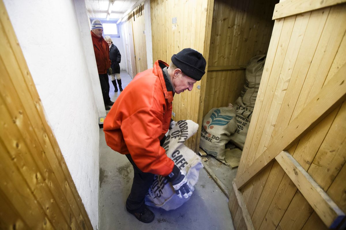 Mange pensjonister gjør frivillig arbeid, for eksempel med å levere ved til de som er enda eldre. Framover må flere være yrkesaktive lenger.