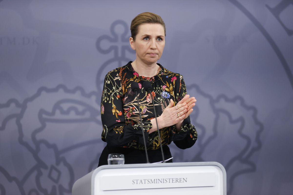Et flertall av danske politikere vil at statsminister Mette Frederiksen og regjeringen skal se på den norske skolemodellen under koronapandemien.