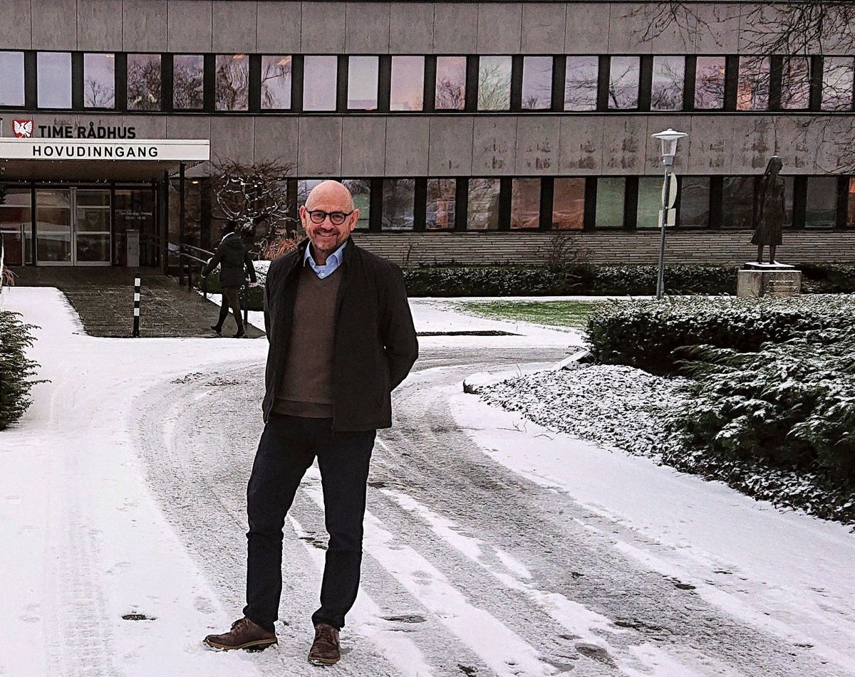 Kommunedirektør Trygve Apeland i Time kommune sier nå det er positivt at ansatte engasjerer seg i aktuelle samfunnsspørsmål.