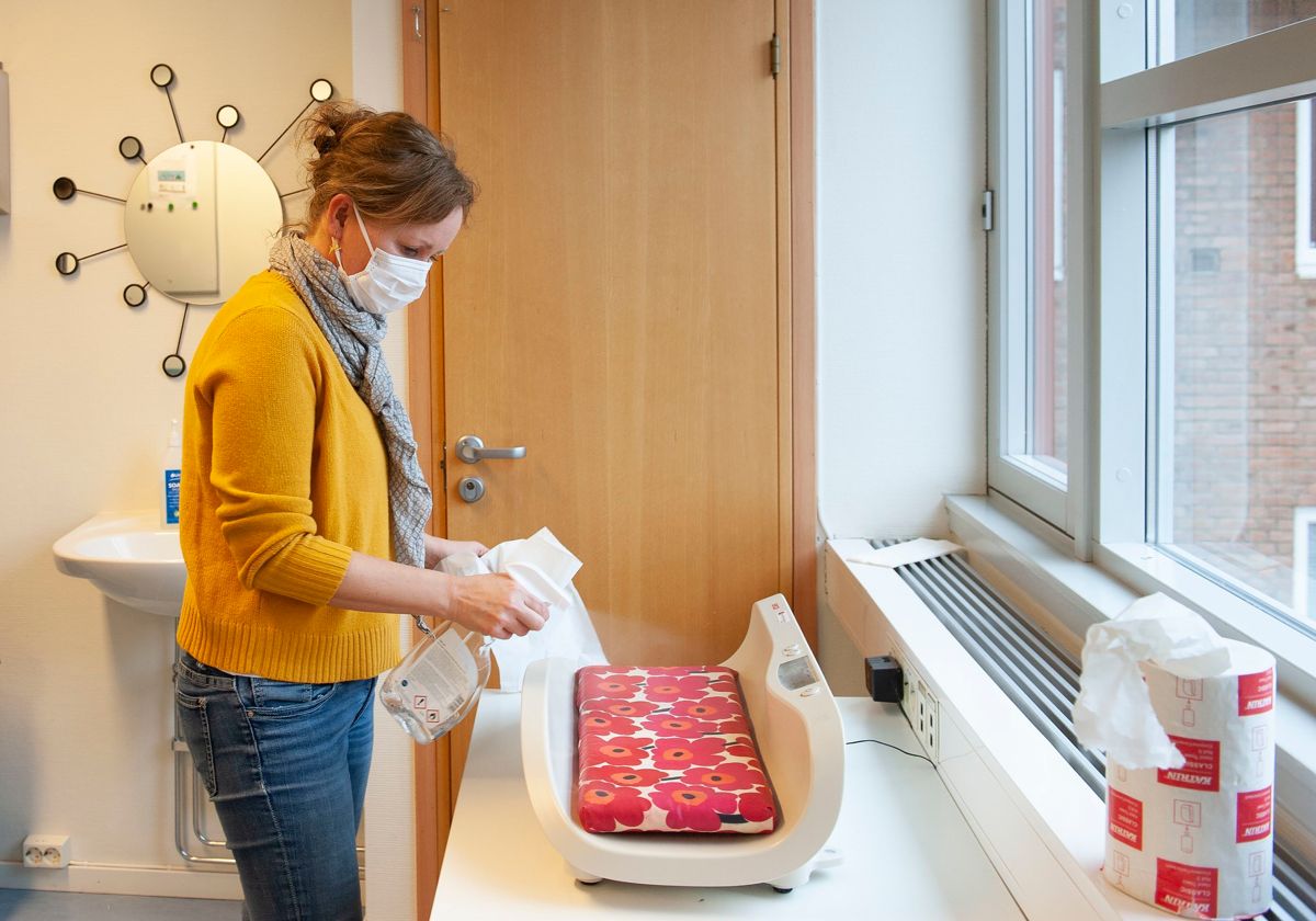 Her fra Grünerløkka helsestasjon, der helsesykepleier Astrid Durdei Midtsund spritvasker vekta, slik at den blir klar for neste baby.