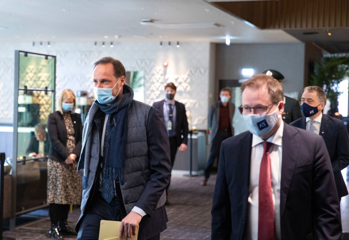 Topptungt på toppmøte: Kronprins Haakon, styreleder Bjørn Arild Gram i KS og direktør Helge Eide i KS (bak) på hotellet der KS-møtet ble arrangert.