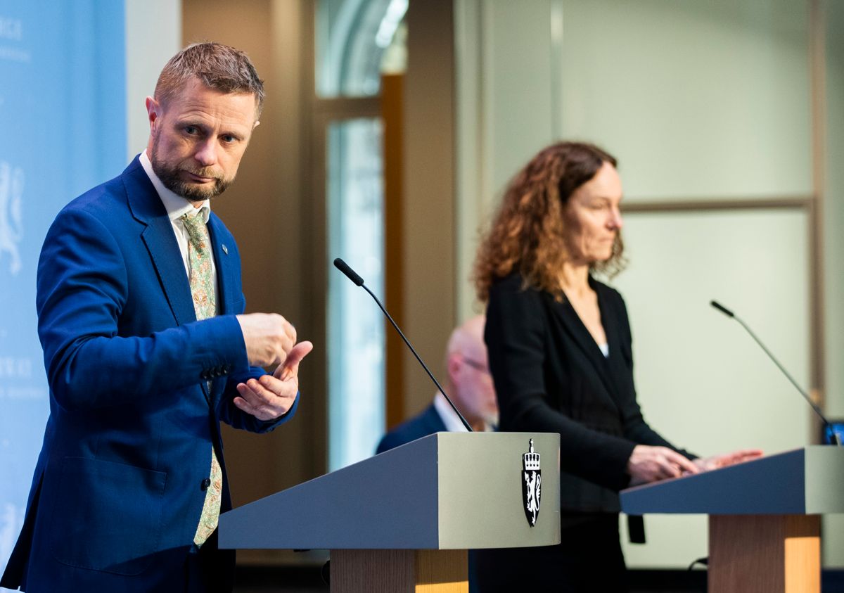 Helse- og omsorgsminister Bent Høie og direktør Camilla Stoltenberg ved Folkehelseinstituttet på tirsdagens pressekonferanse om vaksinestrategi.