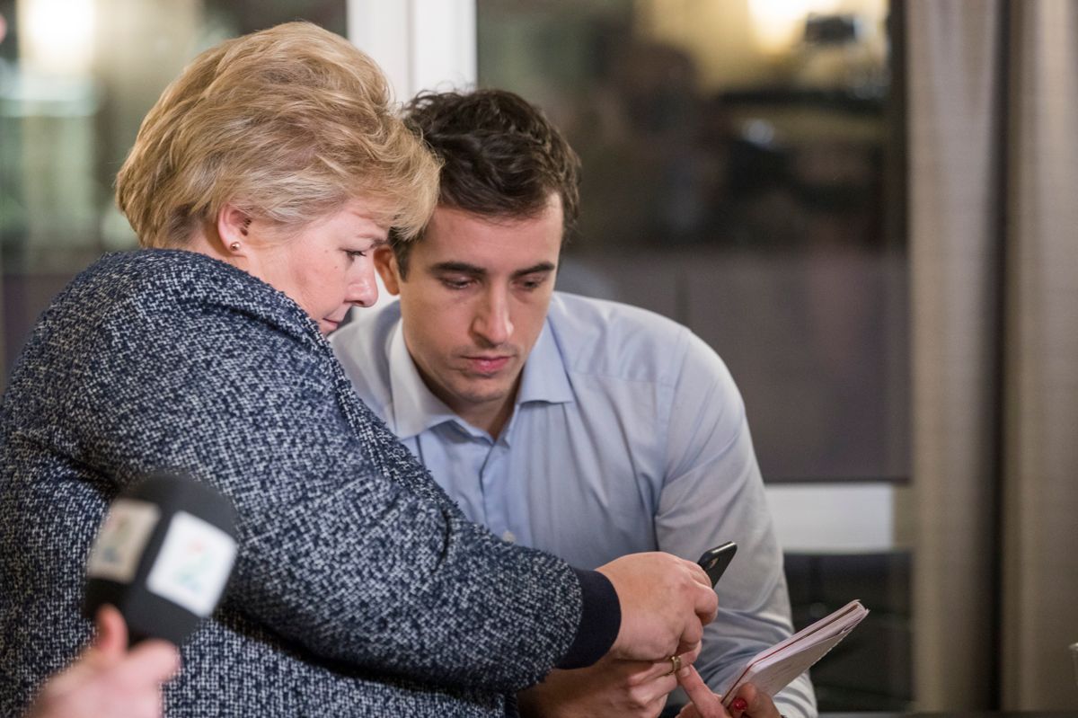 Statsminister Erna Solberg (H) sammen med statssekretær Peder Egseth (H) under en pressekonferanse i 2018.