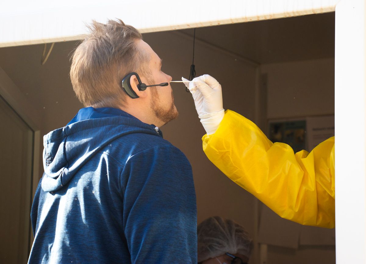 Siden i fjor sommer har helsepersonell i Eidskog stukket 25.000 pinner i nesa på folk som har kommet over fra Sverige. Økonomiavdelingen fakturere arbeidsgivere for 500 kroner per test. Det er nok merarbeid nå, mener kommunen.