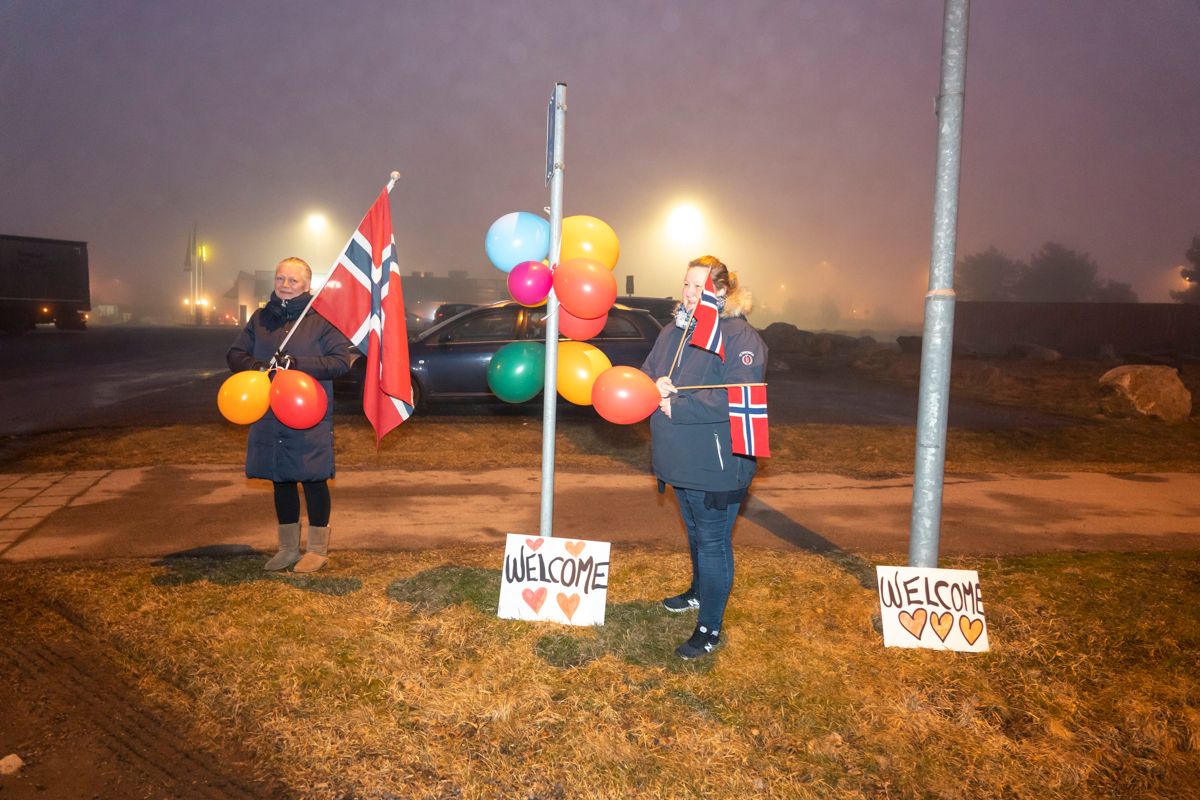 Henriette Lycke Røed og Birgitte Andreassen ventet onsdag kveld på flyktningene fra Moria-leiren med flagg, ballonger og plakater ved ankomstsenteret i Råde.