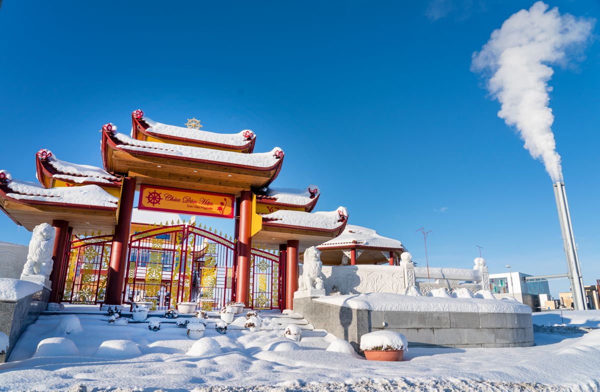For mange er kjernen i trosutøvelsen det fysiske møtet i kirken, moskeen eller tempelet, påpeker skribentene. Bildet er fra Don Hau tempel i Trondheim.