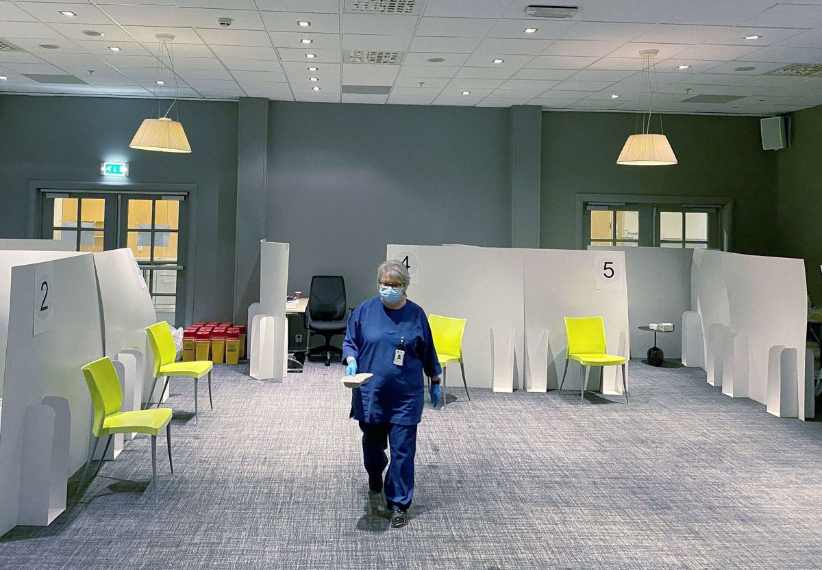 Unio tar ut sykepleiere i streik fra i dag, men forsikrer at det ikke skal ramme håndteringen av koronakrisen. Bildet er fra et vaksinesenter i Sarpsborg, hvor det foreløpig ikke er tatt ut noen i streik.