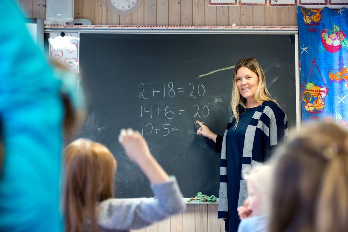 Unge kvinner velger generelt oftere høyere utdanning enn unge menn. Og de blir raskere ferdig med den. Det fører til høyere lønn i aldersgruppene opp til 30 år.