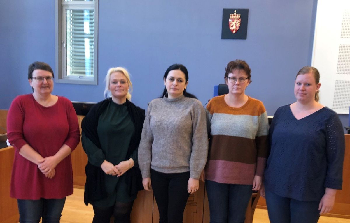 De fire oppsagte helsearbeiderne tapte rettssaken mot Vegårshei kommune. Fra høyre Camilla Røysland, Gunn-Evelyn Kristensen, Anna Ghazaryan (tre av de fire som mistet jobben), hovedtillitsvalgt Kine Lorentsen i Vegårshei kommune og rådgiver Liv-Else Kallhovd i kompetansesenteret i Agder.