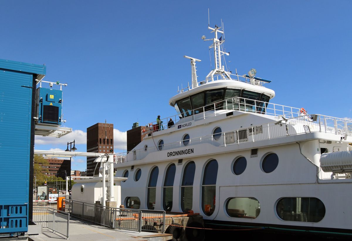 Utnyttelse av ladeinfrastruktur er noe av det Oslo skal se på i et nytt europeisk forskningsprosjekt på transport. Her fra ladeanlegget til Nesoddbåten. Båtene kobles på når de legger til brygge.