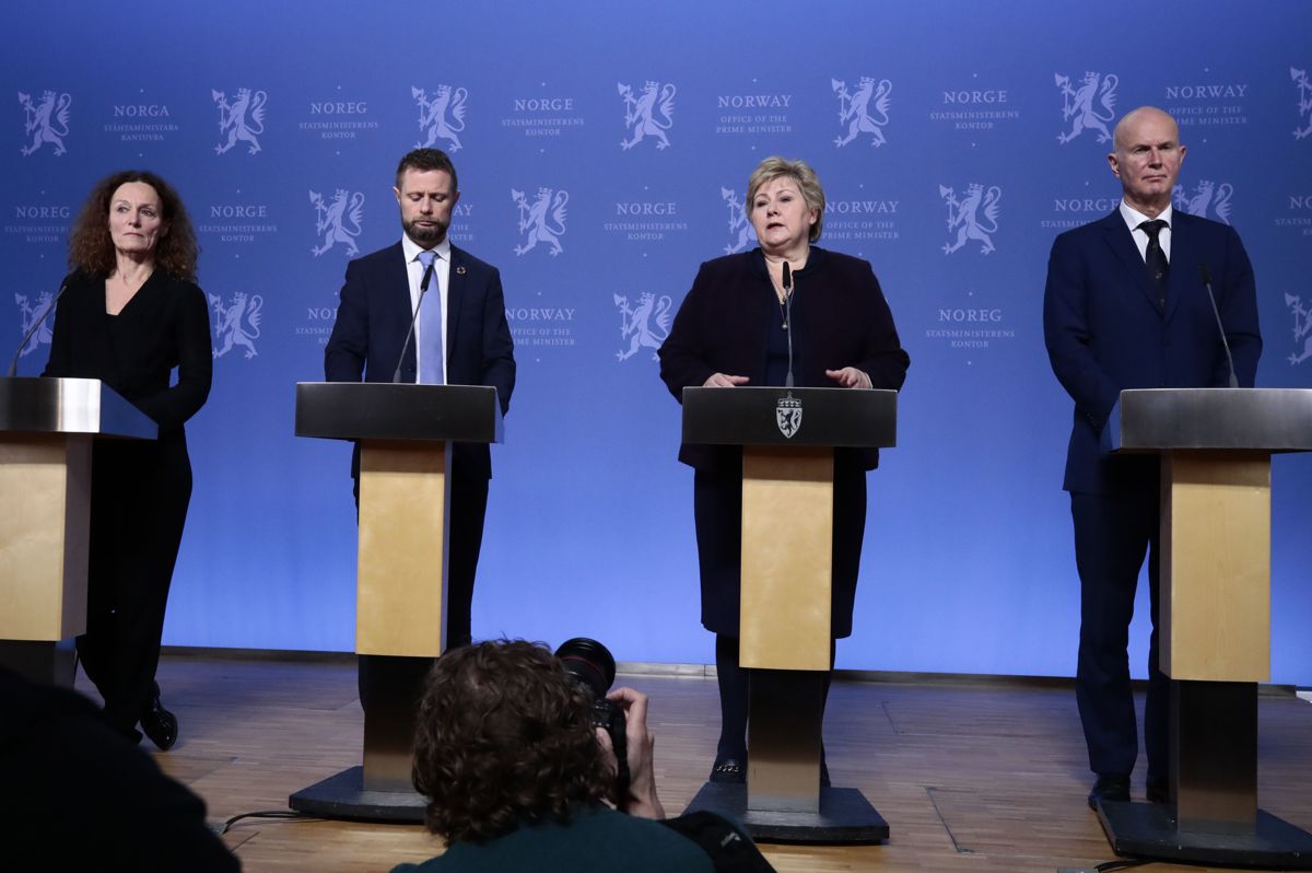 Statsminister Erna Solberg (H) legger fram de første nasjonale smitteverntiltakene på den første av mange pressekonferanser sammen med helseminister Bent Høie (H), helsedirektør Bjørn Guldvog og direktør i Folkehelseinstituttet Camilla Stoltenberg.