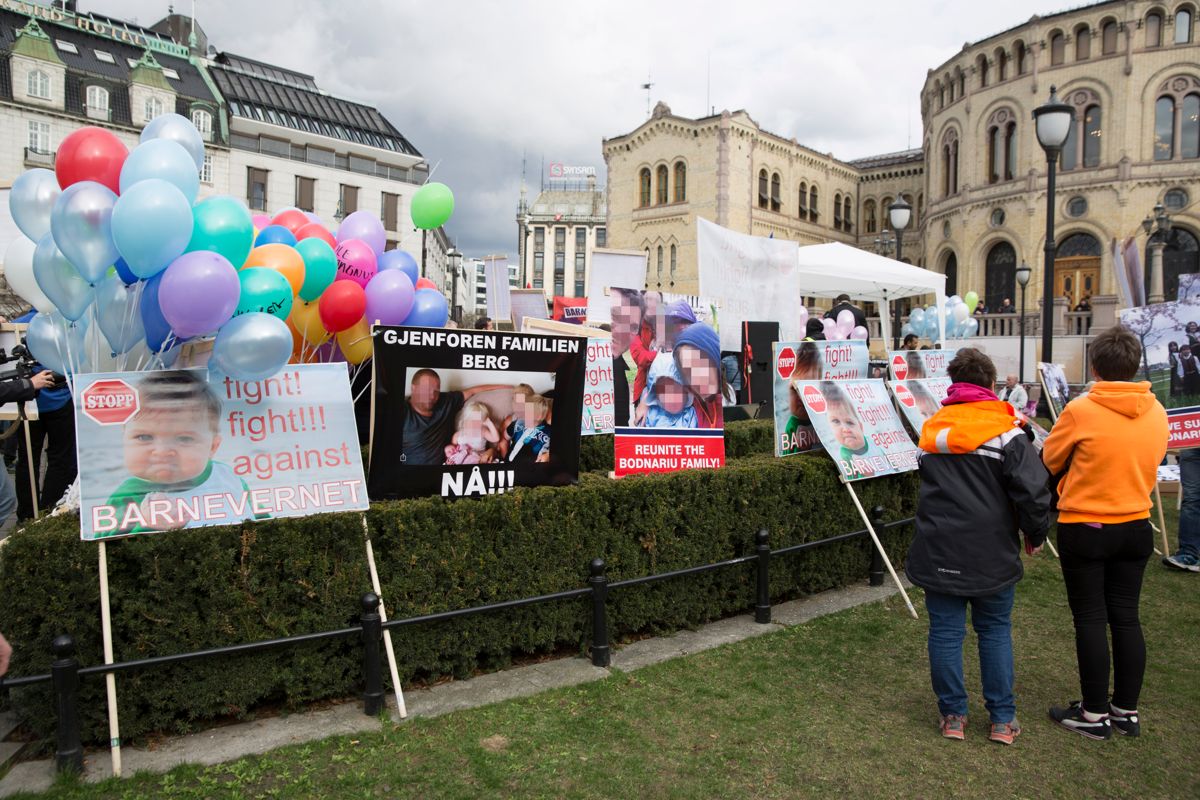 Det er sentralt at lokalpolitikere engasjerer seg i kommunens eget barnevern, støtter de ansatte og reagerer på hets, hatefulle ytringer og sjikane, skriver Kjell Ingolf Ropstad og Bjørn Arild Gram. Bildet er fra en demonstrasjon mot barnevernet i 2016.