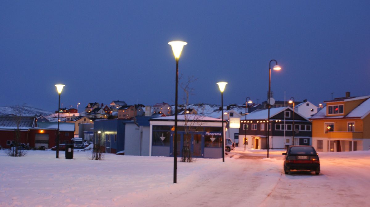 Gamvik kommune må retaksere eiendommer før de kan kreve inn eiendomsskatt. Bildet viser kommunens administrasjonssentrum, som er Mehamn.