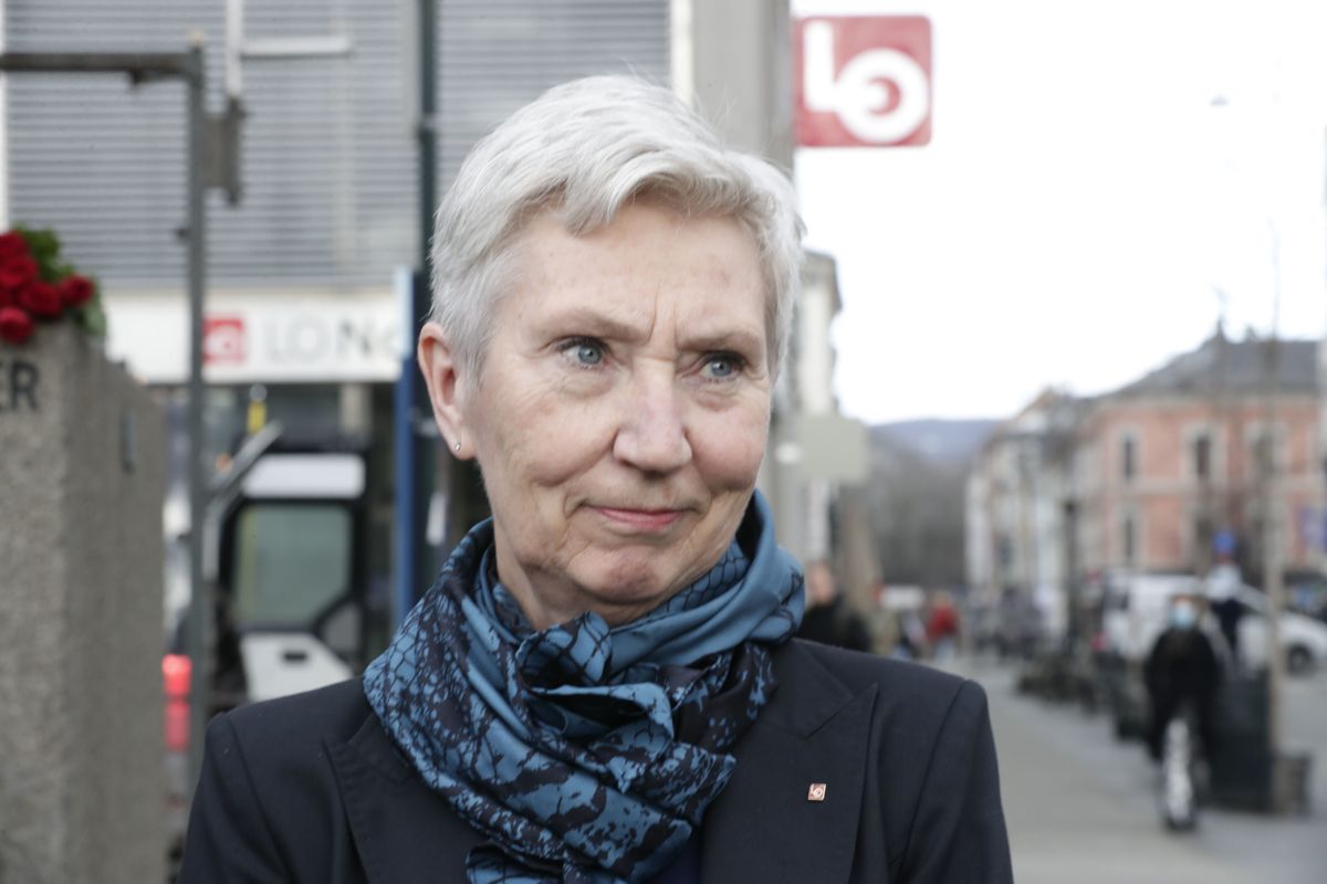 Konstituert LO-leder Peggy Hessen Følsvik stiller til lønnsforhandlinger med krav om at kjøpekraften opprettholdes og at lavtlønte får et ekstra tillegg.