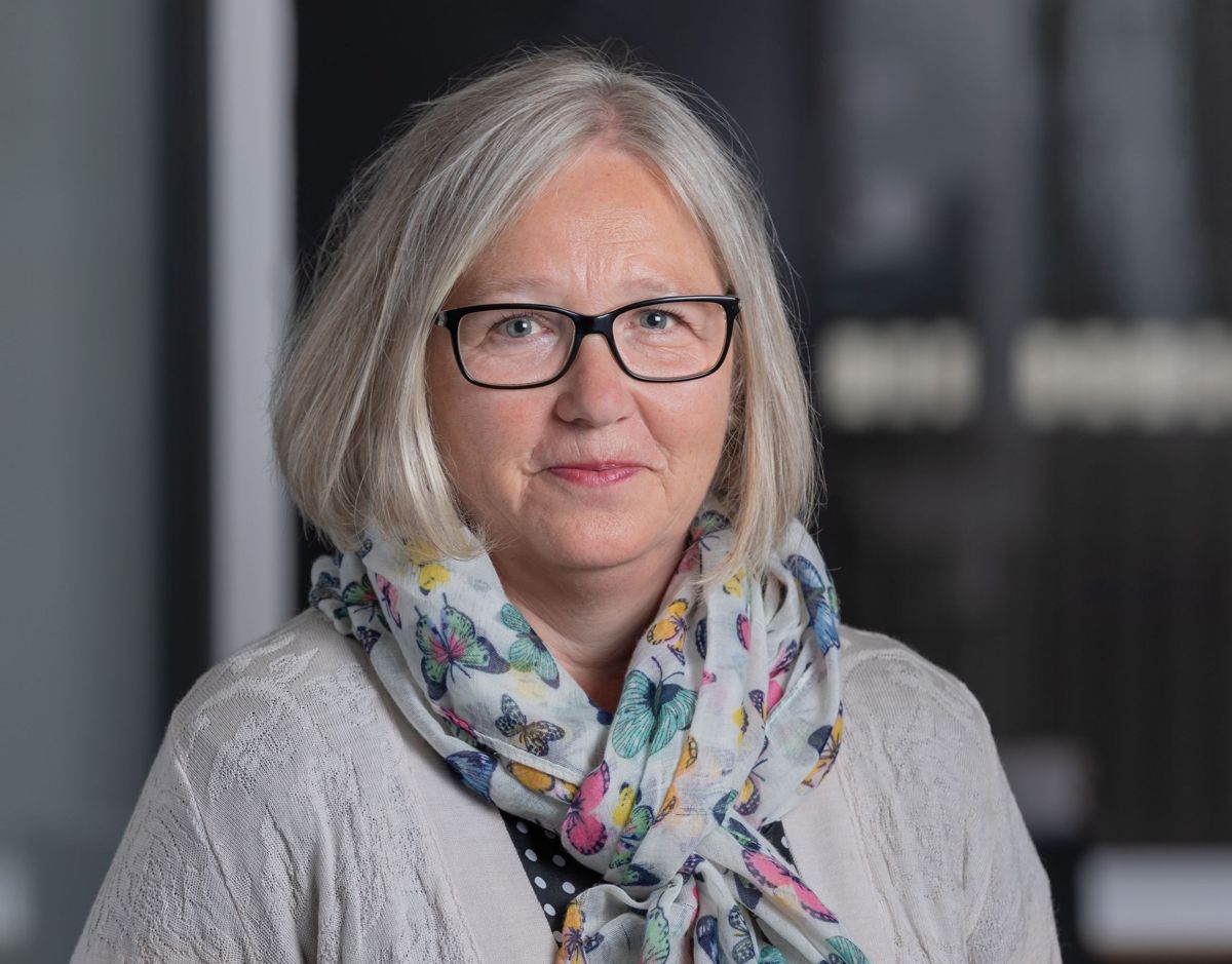 Leder Rita Helgesen i Norsk Lektorlag ønsker strengere smittevernregler i skoler.