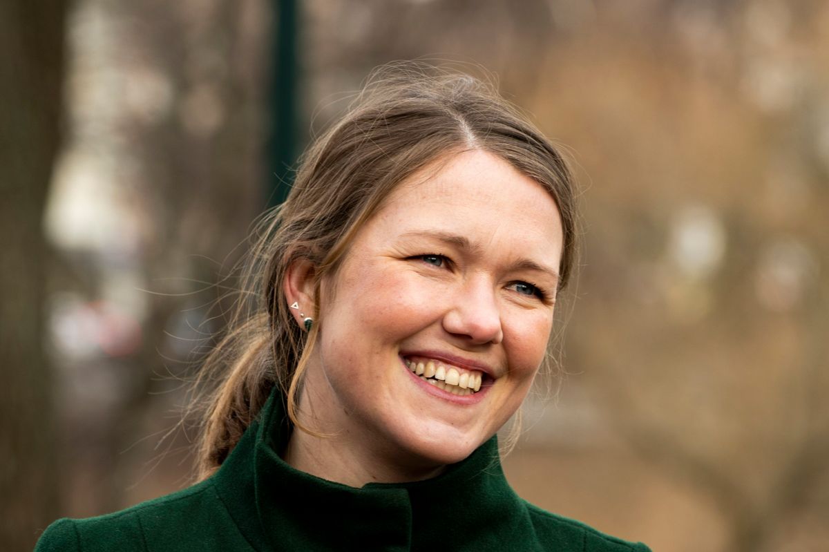 MDG-leder Une Bastholm møtte mediene før landsmøtet, men talen til landsmøtet foregikk digitalt.