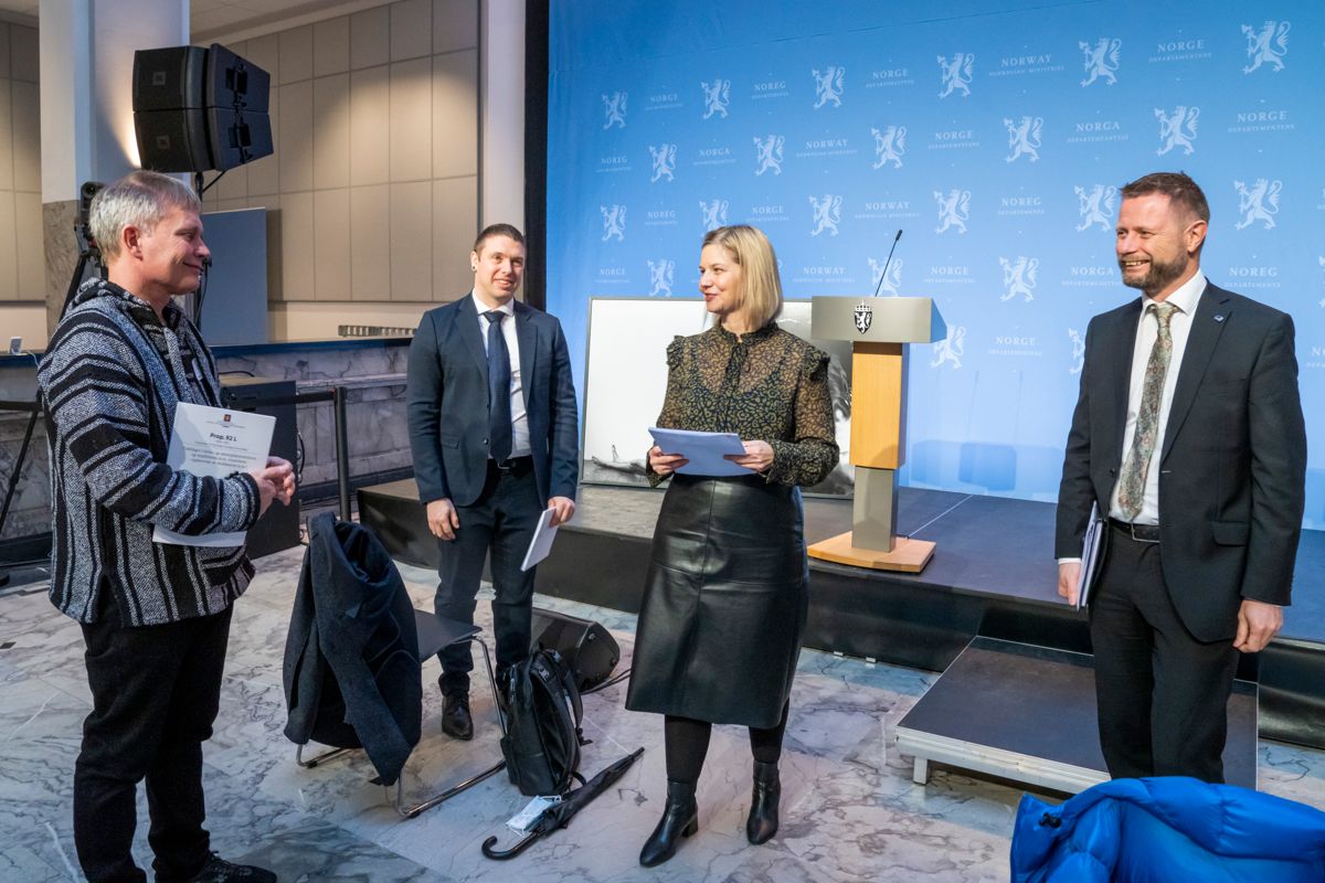 Kunnskaps- og integreringsminister Guri Melby og helse- og omsorgsminister Bent Høie (t.h.) la fram regjeringens forslag til rusreform 19. februar. Leder Arild Knutsen (t.v.) i Foreningen for human narkotikapolitikk og Kenneth Arctander Johansen i RIO Rusmisbrukernes Interesseorganisasjon var til stede.