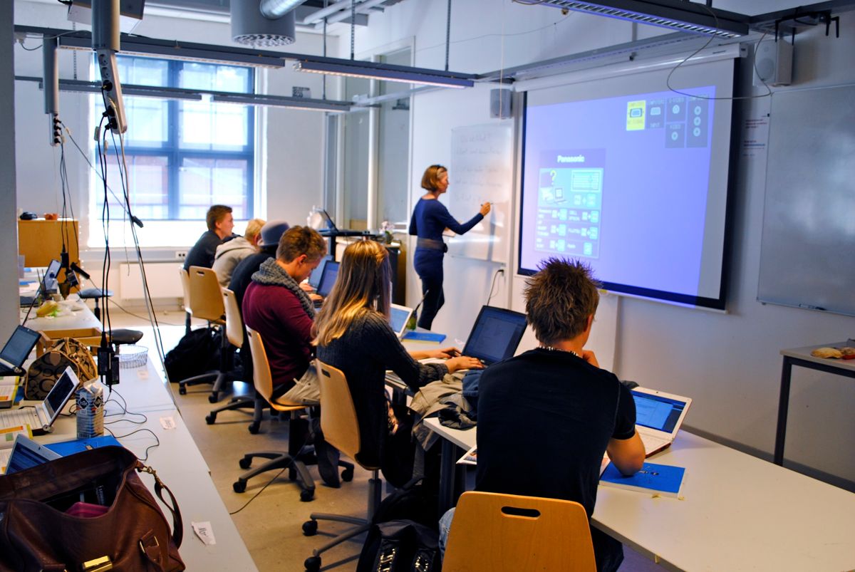 Lærerne har krav på å få profesjonelt utarbeidede læremidler med høy faglig og didaktisk kvalitet, og skoleeierne bør sørge for det, skriver Yngve Slettholm.
