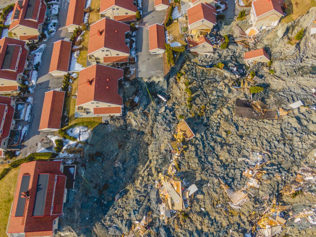 Dronebilder fra skredområdet i Ask tatt i mars i år. Kartleggingen av hva man skal gjøre med grunnen, er bare så vidt startet.