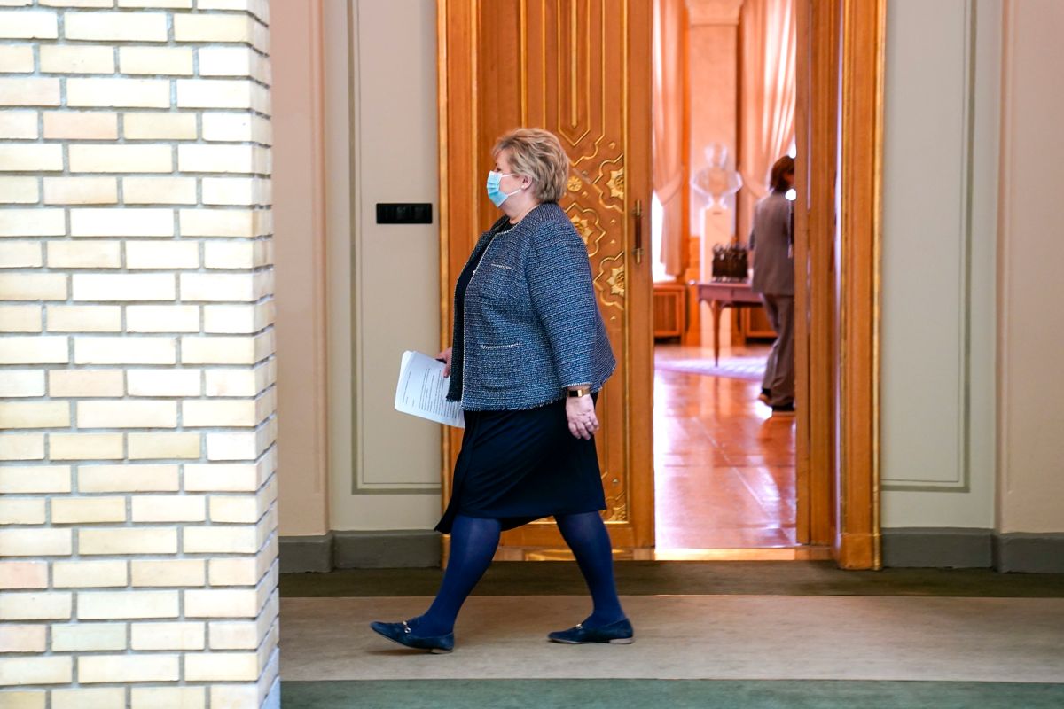Statsminister Erna Solberg ankommer Stortinget onsdag, hvor hun skal skissere en plan for hvordan Norge skal åpne igjen.