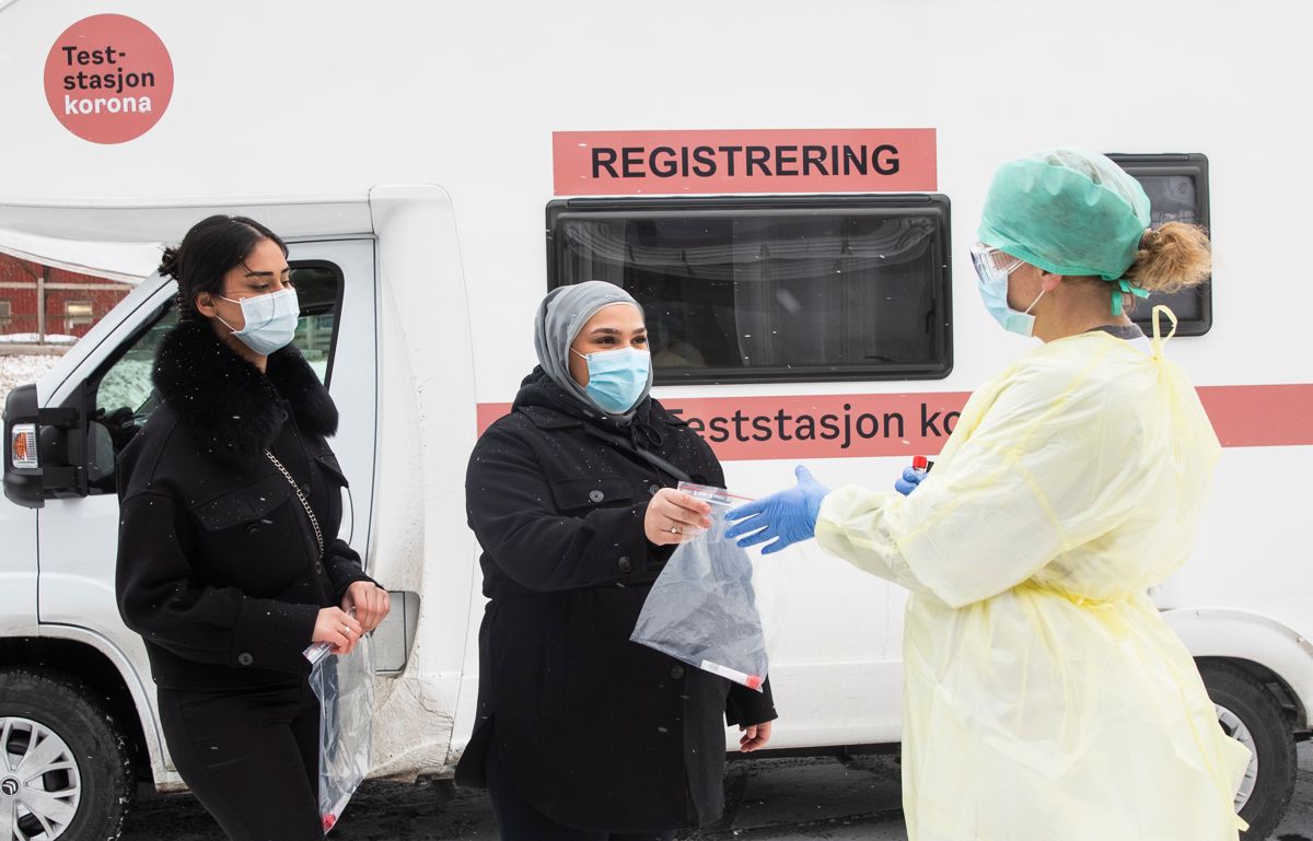 I mars startet Oslo kommune med testing med spyttprøver, her på Stovner videregående skole. Så ble skolene stengt, men når de åpner fysisk igjen, skal massetesting iverksettes.