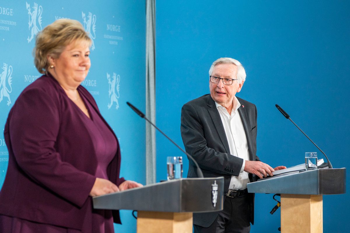 Koronakommisjonens leder Stener Kvinnsland overleverte kommisjonens sluttrapport til statsminister Erna Solberg (H) på Statsministerens kontor i Oslo onsdag.