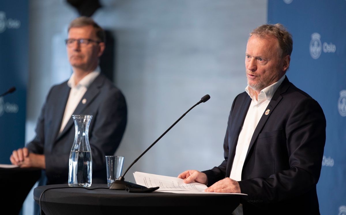 Fem ganger har byrådet trosset anbefalinger fra helsemyndighetene, melder NRK. Her er byrådsleder Raymond Johansen (Ap) og helsebyråd Robert Steen (Ap) under en pressekonferanse i vår.