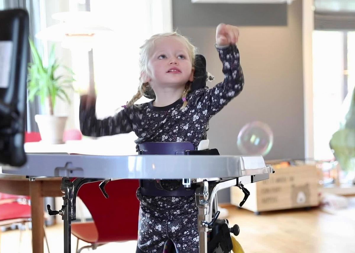 Ella (4) er blant dem som har brukerstyrt personlig assistanse.