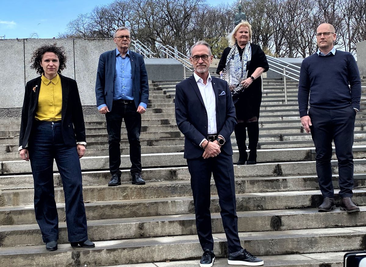 Fra venstre: Tonje Leborg i Akademikerne kommune, Odd-Haldgeir Larsen i LO Kommune, Tor Arne Gangsø i KS, Lizzie Ruud Thorkildsen i YS- kommune og Steffen Handal i Unio.