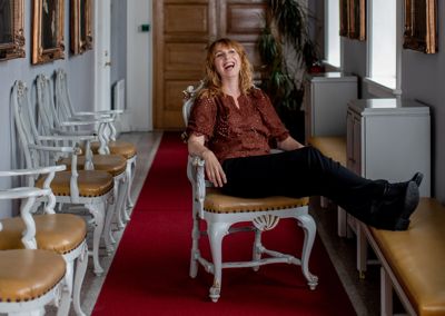 Mona Berger (SV) fotografert i fornemme omgivelser i forbindelse med et portrettintervju i Adresseavisen. Berger er utdannet sosionom, og har bakgrunn som hovedtillitsvalgt i Fellesorganisasjonen i Trondheim, og fra Fellesorganisasjonen i Trøndelag. Fra 2017 er hun første vararepresentant til Stortinget.