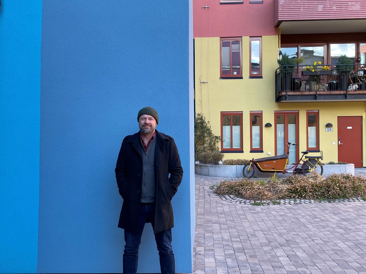 Byråd for byutvikling Rasmus Reinvang (MDG) i Oslo kommune vil ha farger i bybildet. Bildet er tatt ved Arkitektkontoret Kari Nissen Brodtkorbs prosjekt på Sørenga i Oslo.